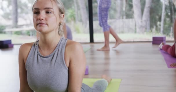 Beyaz Kadın Yoga Dersinde Kobra Pozu Verirken Kameraya Gülümsüyor Değiştirilmemiş — Stok video
