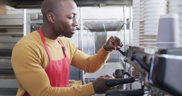 Портрет Счастливого Африканского Мужчины Баристы Готовящего Кофе Пекарне Замедленной Съемке — стоковое видео