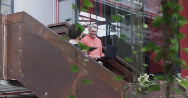 Разнообразные Коллега Коллега Спускаются Лестнице Разговаривая Используя Планшет Ноутбук Замедленное — стоковое видео