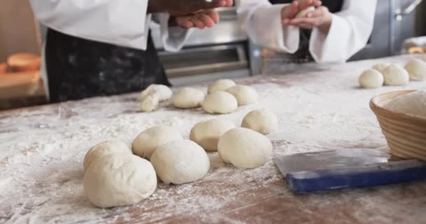 Різні Пекарі Працюють Хлібопекарській Кухні Роблячи Рулони Тіста Повільними Рухами — стокове відео
