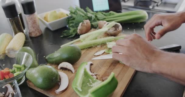 Händerna Biracial Man Förbereder Måltid Hacka Grönsaker Köket Slow Motion — Stockvideo