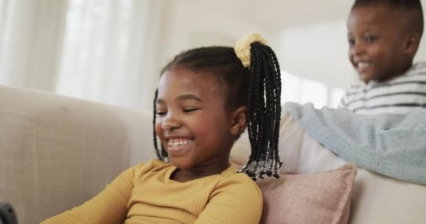 집에서 소파에 태블릿을 아프리카계 미국인 슬로우 유년기 커뮤니케이션 생활양식 변하지 — 비디오