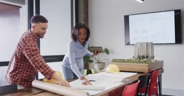 Счастливые Разнообразные Мужчины Женщины Архитекторы Планшетом Обсуждают Чертежи Офисе Замедленная — стоковое видео
