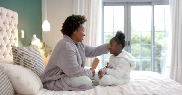 Gelukkige Afro Amerikaanse Moeder Kammen Dochter Haar Zitten Bed Slaapkamer — Stockvideo