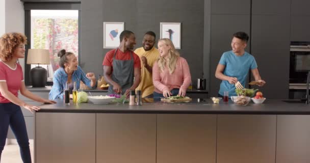 Šťastná Různorodá Skupina Přátel Připravuje Jídlo Kuchyni Zpomaluje Přátelství Vaření — Stock video
