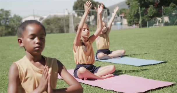 Stadyumda Yavaş Çekimde Yoga Yapan Çeşitli Ilkokul Öğrencilerine Odaklanmış Etkinlik — Stok video