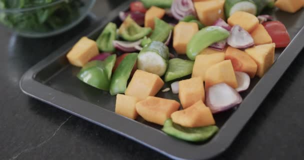 Närbild Köksbänk Med Hackade Grönsaker Bakplåten Slow Motion Mat Matlagning — Stockvideo