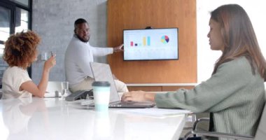 Çeşitli erkek ve kadın meslektaşlar ofis toplantılarında dizüstü bilgisayar ve monitör kullanıyorlar. Yavaş çekim. İş, takım çalışması, toplantı, sunum, iletişim ve günlük ofis, değiştirilmemiş.