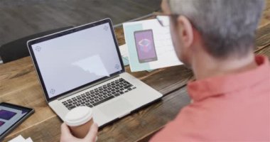 Üst düzey beyaz erkek tasarımcı dizüstü bilgisayarında video ekranında fotokopi alanı var, yavaş çekim. Günlük iş, iletişim, ofis ve iş, değiştirilmemiş.