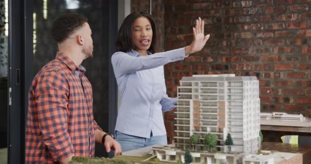 Különböző Férfi Női Építész Beszélget Építészeti Modellről Lassított Felvételről Csapatmunka — Stock videók