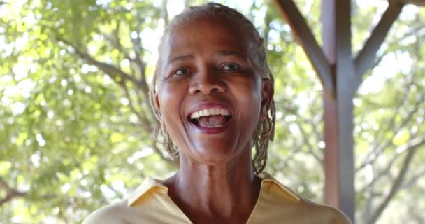Ritratto Felice Donna Afroamericana Anziana Sulla Terrazza Soleggiata Rallentata Stile — Video Stock