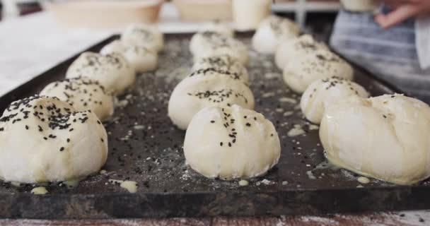 Panadero Asiático Trabajando Cocina Panadería Rociando Semillas Amapola Rollos Cámara — Vídeos de Stock