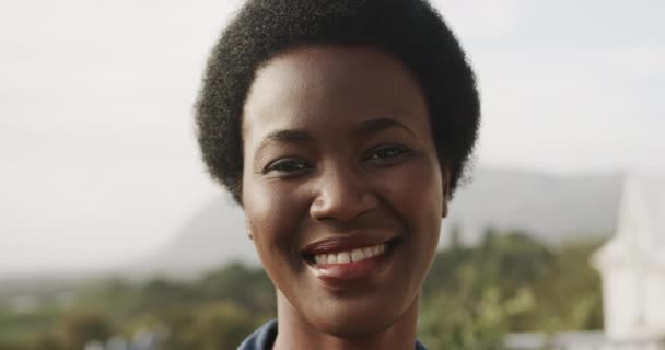 Πορτρέτο Της Χαρούμενης Αφροαμερικανής Γυναίκας Χαμογελώντας Στην Ηλιόλουστη Βεράντα Αργή — Αρχείο Βίντεο