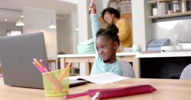 Gadis Afrika Amerika Belajar Online Meja Menggunakan Laptop Dengan Ibu — Stok Video