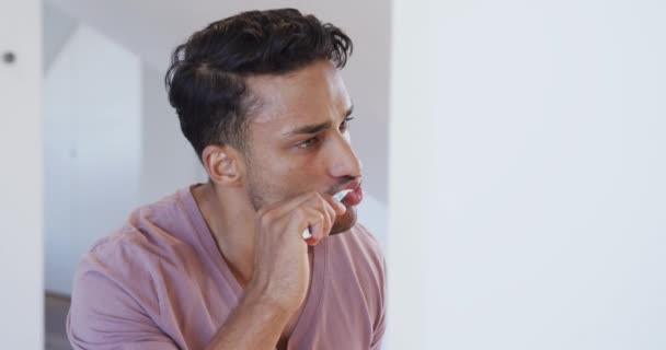Sabahları Banyoda Dişlerini Fırçalayan Melez Bir Adam Ağır Çekimde Refah — Stok video