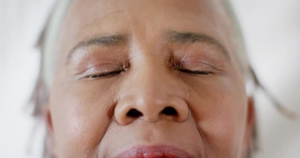 Portrett Glade Øyne Den Afroamerikanske Seniorkvinnen Hjemme Sakte Film Tilbaketrekking – stockvideo