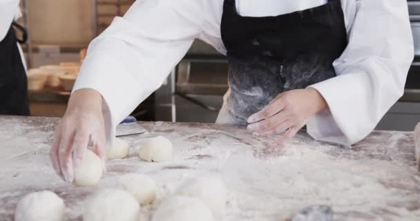 부엌에서 일하는 아시아인 제빵사들의 부분은 반죽으로 느리게 움직이며 만듭니다 소기업 — 비디오