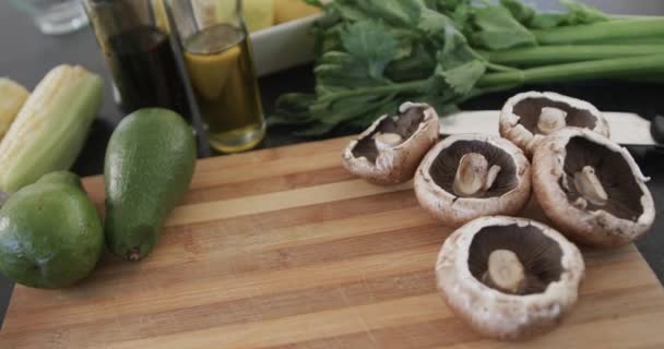 Zamknij Blat Kuchenny Drewnianą Deską Siekania Warzywami Zwolnione Tempo Jedzenie — Wideo stockowe