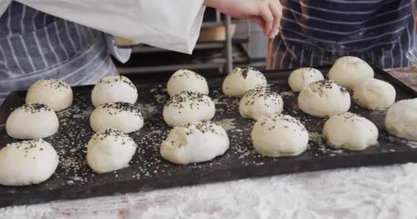 Tukang Roti Yang Bekerja Dapur Toko Roti Menaburkan Biji Poppy — Stok Video