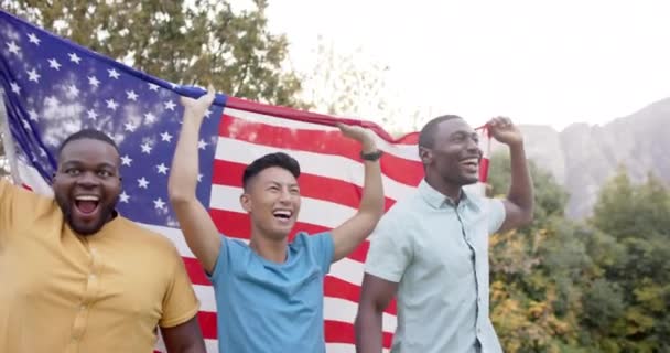 Onnellinen Monipuolinen Mies Ystäviä Tilalla Lippu Usa Juhlii Puutarhassa Hidastettuna — kuvapankkivideo