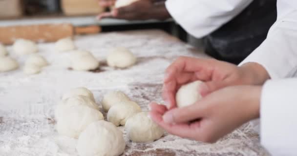 Різні Пекарі Працюють Хлібопекарській Кухні Роблячи Рулони Тіста Повільними Рухами — стокове відео