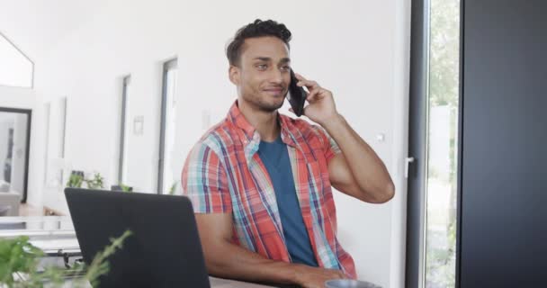 Akıllı Telefondan Konuşan Modern Apartmanda Dizüstü Bilgisayar Kullanan Mutlu Bir — Stok video