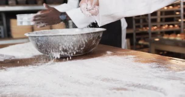 Tukang Roti Yang Bekerja Dapur Toko Roti Menyebarkan Tepung Meja — Stok Video