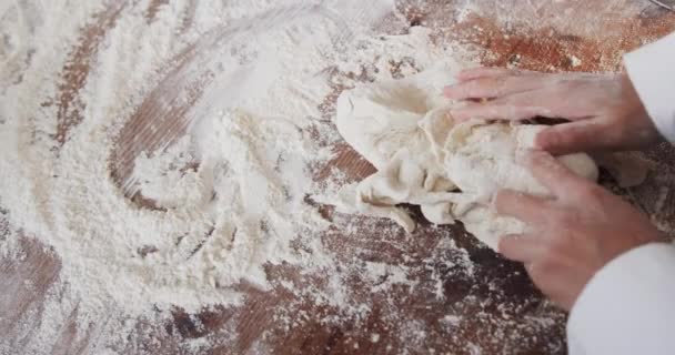 Азіатська Жінка Пекарня Працює Хлібопекарській Кухні Замішуючи Тісто Лічильнику Повільному — стокове відео