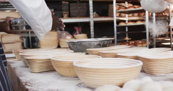 Різні Пекарі Працюють Хлібопекарській Кухні Поливаючи Борошно Кошики Повільним Рухом — стокове відео