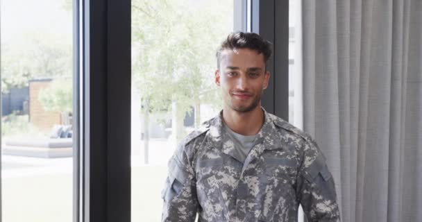 Πορτρέτο Του Χαρούμενου Biracial Αρσενικό Στρατιώτη Στολή Χαμογελώντας Στο Σαλόνι — Αρχείο Βίντεο