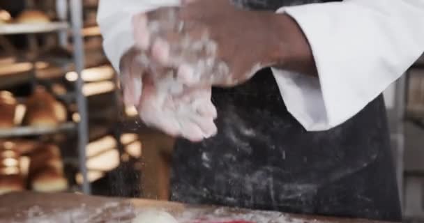 Africký Americký Pekař Pracující Pekárenské Kuchyni Který Pomalu Čistí Mouku — Stock video