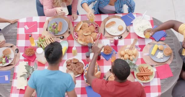 Happy Beragam Kelompok Teman Membuat Roti Panggang Meja Makan Taman — Stok Video