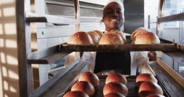 Счастливый Африканский Пекарь Американец Пекарне Держит Лист Выпечки Рулонами Замедленной — стоковое видео