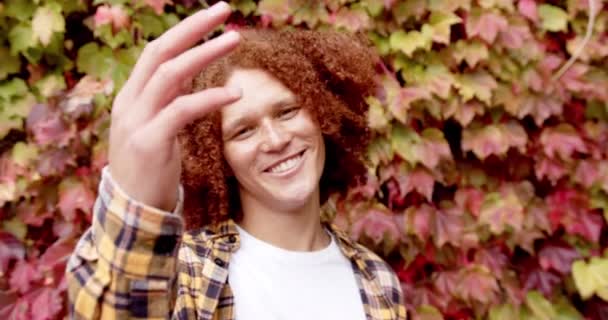 Portret Szczęśliwego Dwurasowego Mężczyzny Kręconymi Rudymi Włosami Piegami Uśmiechniętymi Ogrodzie — Wideo stockowe