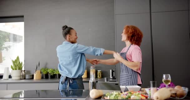 Feliz Pareja Diversa Delantales Que Divierten Cocinando Bailando Juntos Cocina — Vídeos de Stock