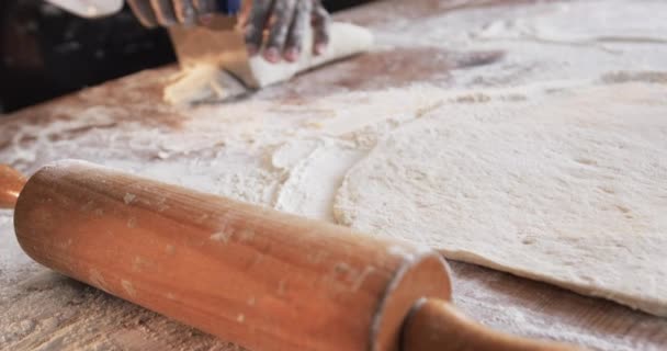 Diversos Panaderos Que Trabajan Cocina Panadería Cortar Masa Mostrador Cámara — Vídeo de stock