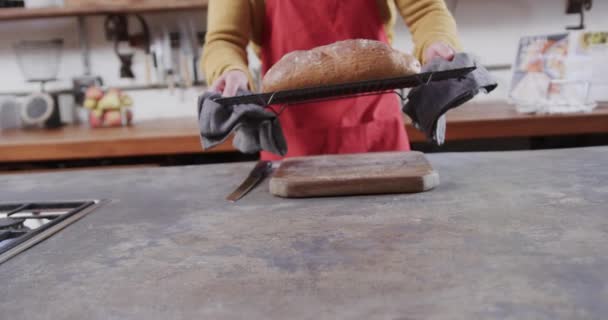 Halfdoorsnede Van Een Blanke Man Die Brood Het Werkblad Legt — Stockvideo