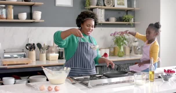 Onnellinen Afrikkalainen Amerikkalainen Äiti Tytär Paistavat Pannukakkuja Keittiössä Hidastettuna Elämäntapa — kuvapankkivideo