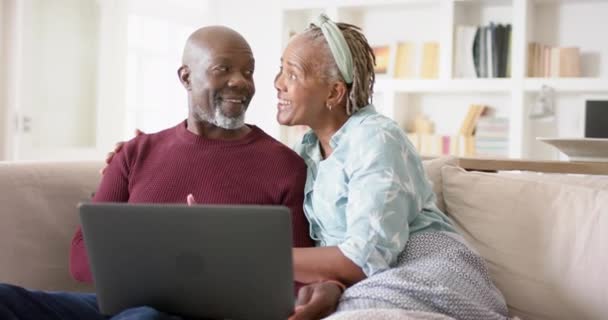 Gelukkig Afrikaans Amerikaans Seniorenpaar Met Laptop Thuis Slow Motion Pensioen — Stockvideo
