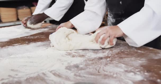 Diversos Panaderos Que Trabajan Cocina Panadería Amasando Masa Mostrador Cámara — Vídeos de Stock