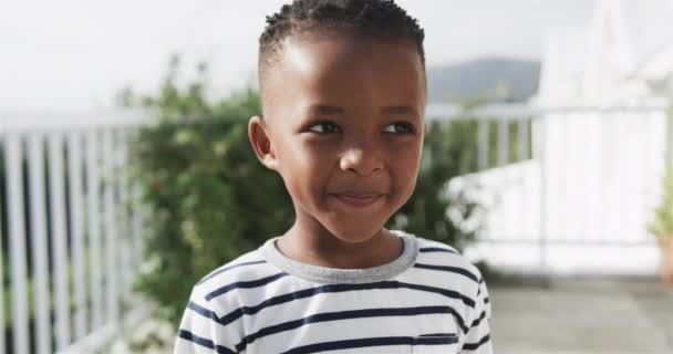 Portrett Lykkelig Afrikansk Amerikansk Gutt Som Smiler Solrik Terrasse Sakte – stockvideo