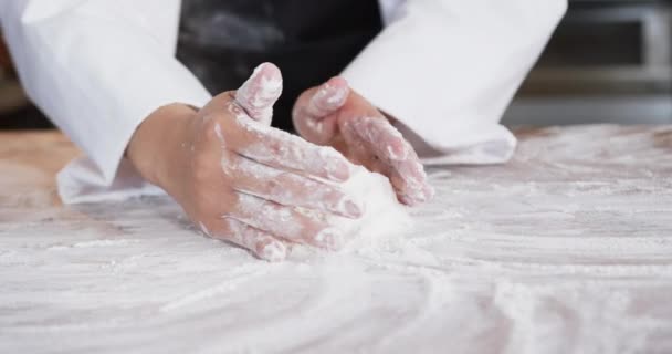Азиатская Пекарка Работающая Пекарне Собирает Муку Прилавке Замедленной Съемке Продукты — стоковое видео