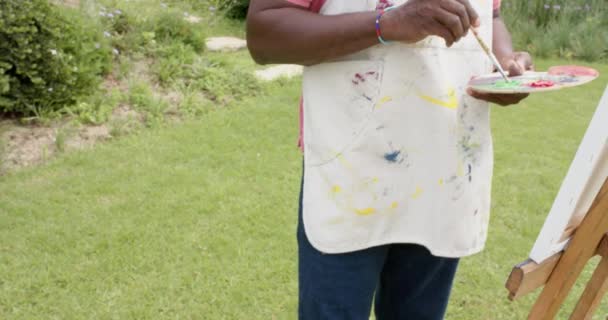 Yaşlı Afrikalı Amerikalı Adamın Bahçedeki Ahşap Sehpaya Resim Yaptığı Bölümün — Stok video