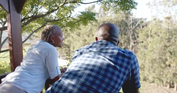 Szczęśliwa Starsza Afrykańska Para Pijąca Wino Słonecznym Tarasie Zwolnione Tempo — Wideo stockowe