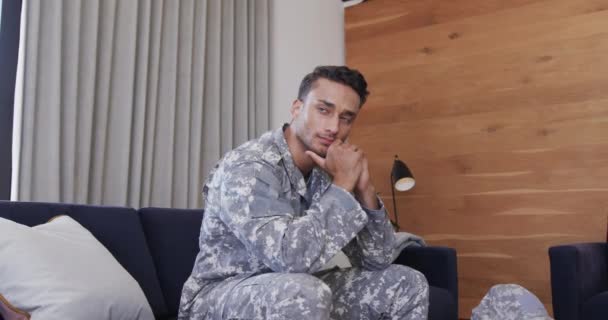 Soldado Masculino Birracial Pensativo Uniforme Sentado Sofá Sala Estar Cámara — Vídeo de stock