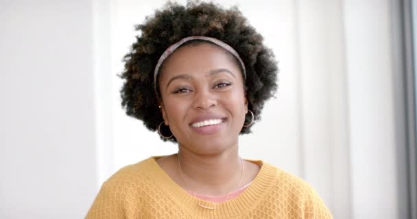 Πορτρέτο Της Χαρούμενης Αφροαμερικανής Στο Σπίτι Αργή Κίνηση Τρόπος Ζωής — Αρχείο Βίντεο