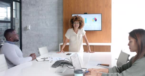 Сосредоточил Внимание Разнообразных Коллег Мужчин Женщин Офисной Встрече Используя Ноутбук — стоковое видео