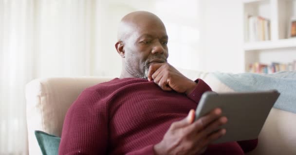 Afro Americano Idoso Usando Tablet Casa Câmera Lenta Aposentadoria Vida — Vídeo de Stock