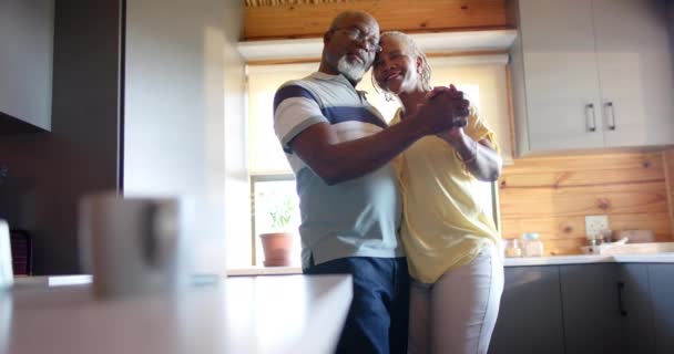 Gledelig Afroamerikansk Par Som Danser Kjøkkenet Sakte Film Seniorlivsstil Avslapning – stockvideo