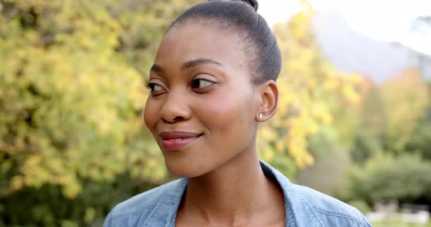 Portret Szczęśliwej Afrykańskiej Kobiety Patrzącej Kamerę Uśmiechającej Się Ogrodzie Zwolnionym — Wideo stockowe